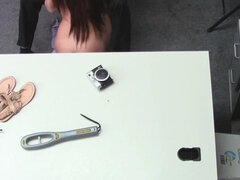 Sucer une bite, Brunette brune, Attrapée, Queue, En levrette, Hard, Prisonnier, Adolescente