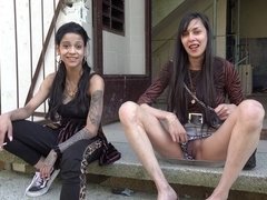 Sucer une bite, Brunette brune, En levrette, Doigter, Poilue, Branlette thaïlandaise, Adolescente, Plan cul à trois