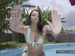 Bikini, Mamada, Estilo perrito, Corridas faciales, Pajear, Sexo duro, Besar, Piscina