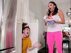 Gros cul, Sucer une bite, Brunette brune, En levrette, Branlette thaïlandaise, Mère que j'aimerais baiser, Rasée, Dénudage