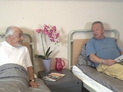 Grosser schwanz, Blasen, Braunhaarige, Grossvater, Handjob, Krankenschwester, Flotter dreier, Eng
