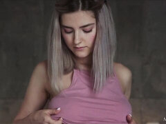 Amateur, Beauté, Lingerie, Masturbation, Seins naturels, Solo, Nénés, Mouillée