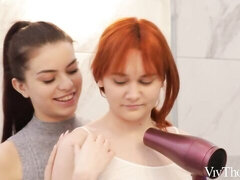 Vingeren, Zoenen, Likken, Masturbatie, Kut duiken, Geschoren, Tiener, Tieten likken