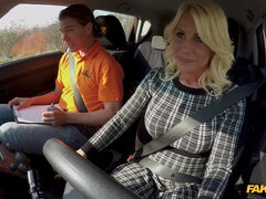 Blondine, Blasen, Auto, Schwanz, Riesig, Mutti, Im freien, Strümpfe