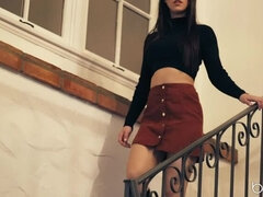 Baby sitter, Noire, Sucer une bite, Bottes, Brunette brune, Éjaculation interne, Hard, Petite femme