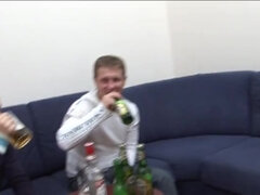 Arsch, Blasen, Schwanz, Betrunken, Aufs gesicht abspritzen, Fetisch, Gruppensex, Flotter dreier