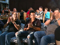 Amateur, Sucer une bite, Gorge profonde, Fétiche, Groupe, Fête, Public, Voyeur