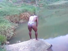 Carioca tomando banho de rio