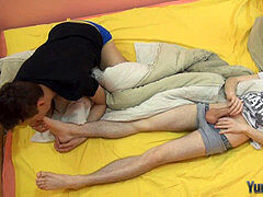 foot fetish hunk tugs his bone