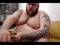 fat superchubby soc eating an extra large burger