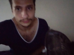 menino comendo pipoquinha