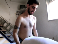 Mackpollon usa a un joven