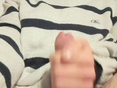 Mi tocco il cazzo con lo spazzolino e vi faccio vedere quanto smegma cola!