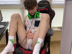 Gamer Wanking His nine Inch Jizz-Shotgun