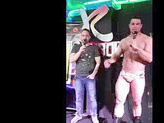 ARQUIVO PAPOMIX - De pau duro, stripper se apresentava nos displays da NostroMondo - Twitter @TVPapoMix
