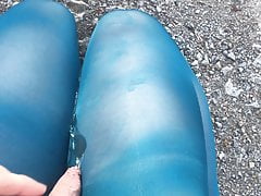 Crossdresser outdoor pissing and cumming on blue tights