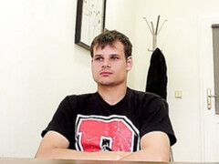 Amateur dude takes it up the bum in POV