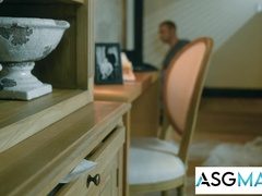 Muscle Teddy Feeds Yam-sized Trunk to Old Repairer