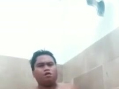 Stroking off while taking tub