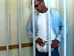 Cop and prisoner exchange blowjobs in the prison cell