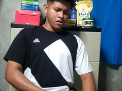 Joven latino rico se masturba en su habitación