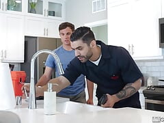 SHOWERBAIT Muscle Hunk Spreads Tight Asshole For Plumber's Thick Pipe