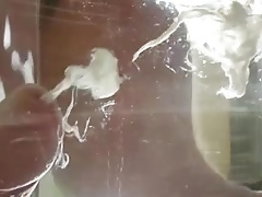 Sperma ins Wasser gespritzt