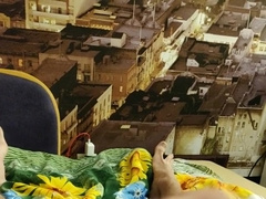 Русский спортивный парень дрочит член и обильно кончает