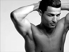 Momentos sensuais do meu macho sacudo Cristiano Ronaldo. Esse daà é o tipo de gostoso que eu deixo me foder, bater, cuspir e jatar esperma na minha