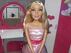 Il n'y a pas d'age pour jouer a la poupee Barbie