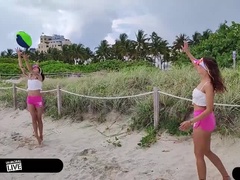 Gros cul, Gros seins, Bikini, Sucer une bite, Le plan cul à quatre, Groupe, Hd, Fait maison