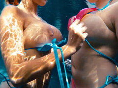 18 años, Tetas grandes, Rubia, Fetiche, Penetracion con dedos, Besar, Lesbiana, Bajo el agua