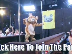 Noire, Sucer une bite, Homme nu et filles habillées, Dansant, Groupe, Interracial, Fille latino, Orgie