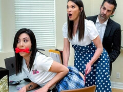 18 ans, Cul, Grosse bite, Sucer une bite, 2 femmes 1 homme, Chatte, Maigrichonne, Nénés