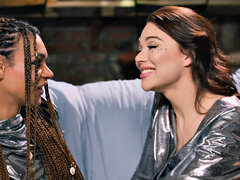 Anal, Gros seins, Sucer une bite, Bottes, Brunette brune, Gorge profonde, Pigtail, Tatouage