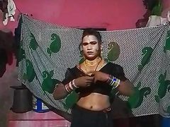Maduri bhabhi wearing black sari