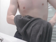 Inexperienced Sex Industry Star Showers off before Frolicking with himself