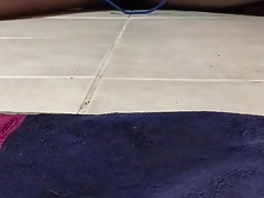 Wichse vom Boden lecken