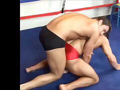 Dois gostosos transando em um ring