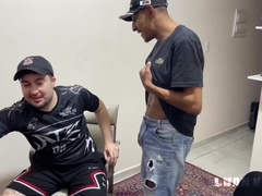 Nerdy tiny whore, can't watch a delivery man who wants to sit on the employee's manmeat