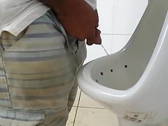 No Banheiro espiando Velhos - Spy Older mens