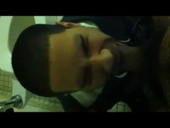 Chupando rolao no banheiro 7