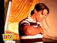 ARQUIVO PAPOMIX - De pau duro, stripper se apresentava nos displays da NostroMondo - Twitter @TVPapoMix