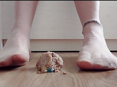 Nylon feet have fun with candy ** crushing **