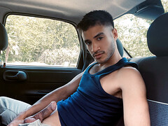 Romantic handjob behind the wheel in elegant gay kinks