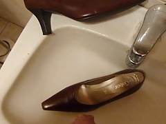 Piss in wifes brown classic pump