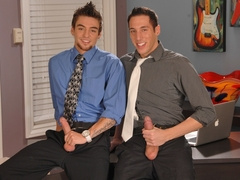 Horny office co-workers find time to hook up and share restless XXX