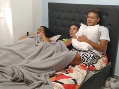 Le chupo la verga a mi hermanastro con mi madrastra al lado....