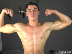 Kent Mills shows oily and super-shredded body solo