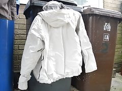 Filling a white jacket hood